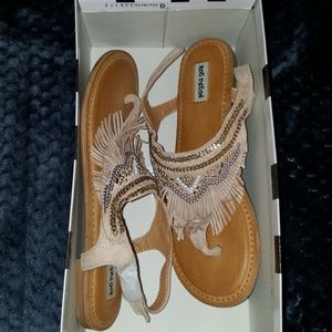 Suede Taupe thong sandals with fringe